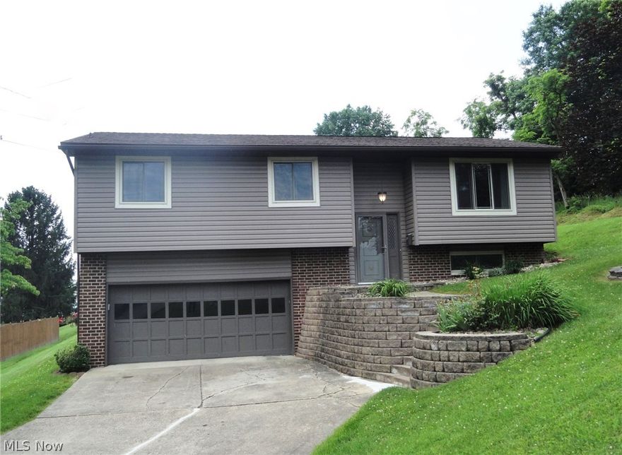 Elementary school--Criss// Jr High --Hamilton// High School-- Pkbg High
High School 

Home shows well. and very well maintained-newly painted newer high end Simonton windows, updated Master bath-Husquvarna all wheel lawnmower negotiable-located on a dead end street- walk to the City Park.