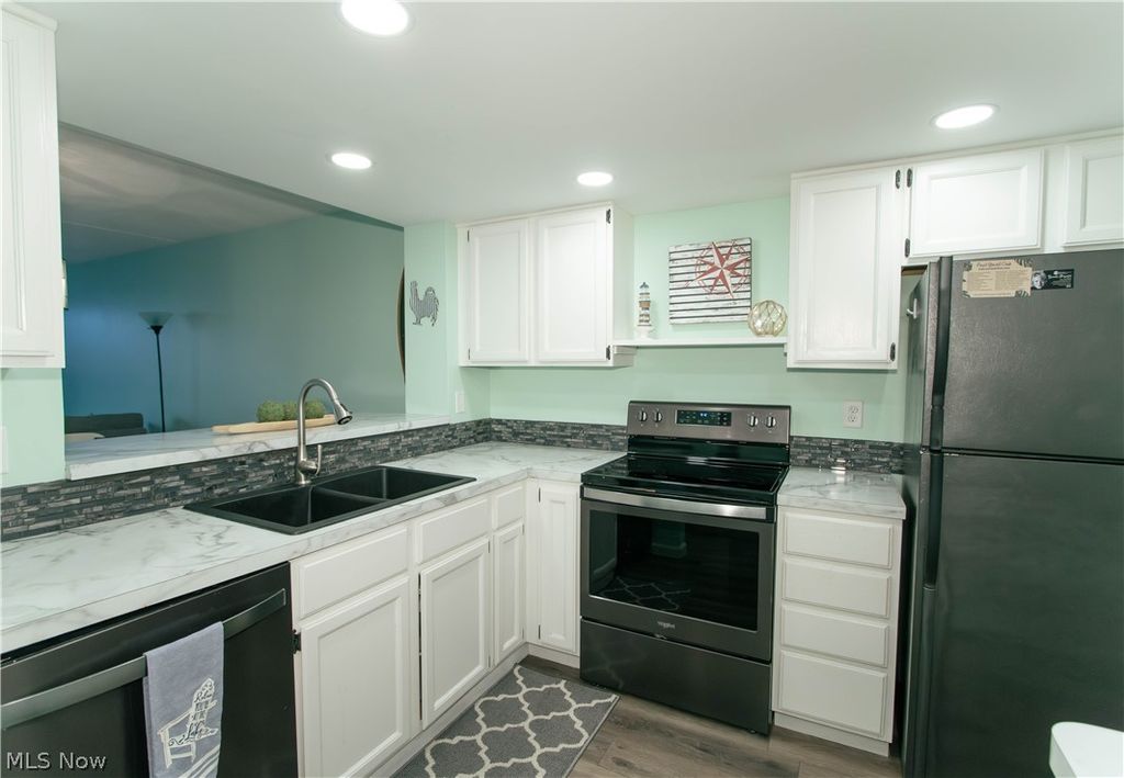 Photo of 30 Marina Point Drive, Sandusky, OH 44870 (MLS # 5191710)