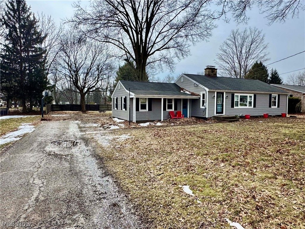 Photo of 1068 Ivy Street NW, North Canton, OH 44720 (MLS # 5188199)