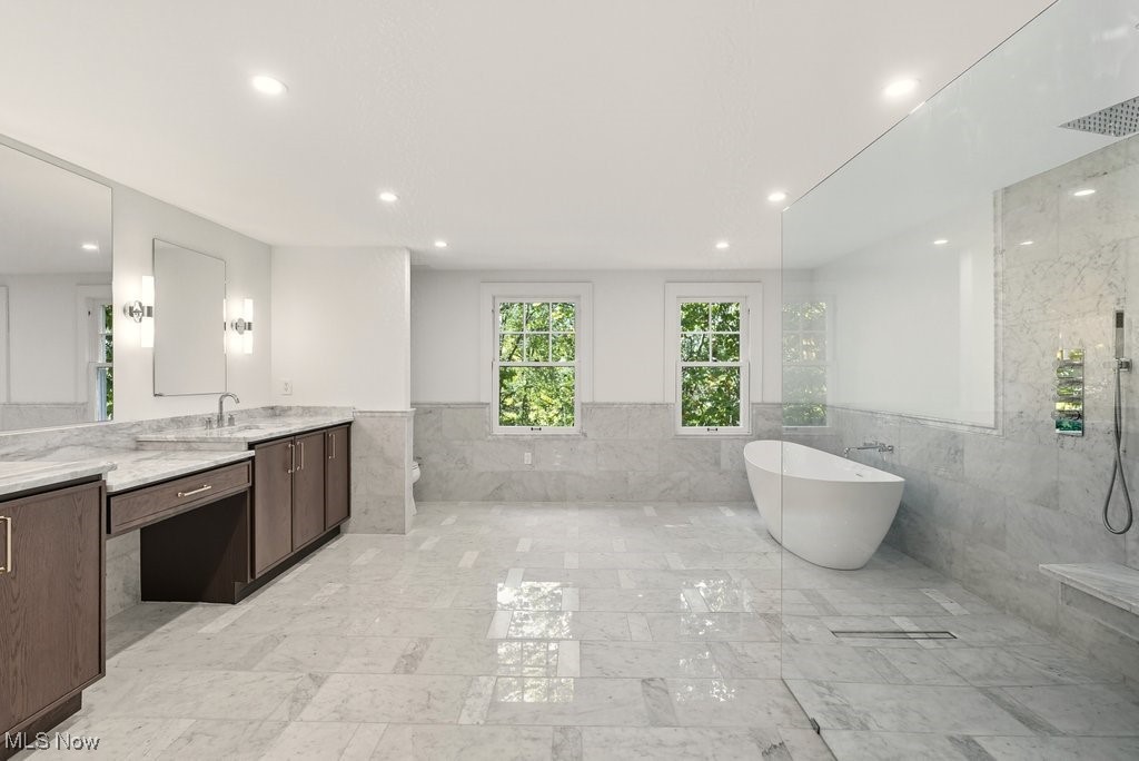 Chagrin Falls, Ohio 44023, United States, 5 Bedrooms Bedrooms, ,5 BathroomsBathrooms,Residential,Contingent,221251