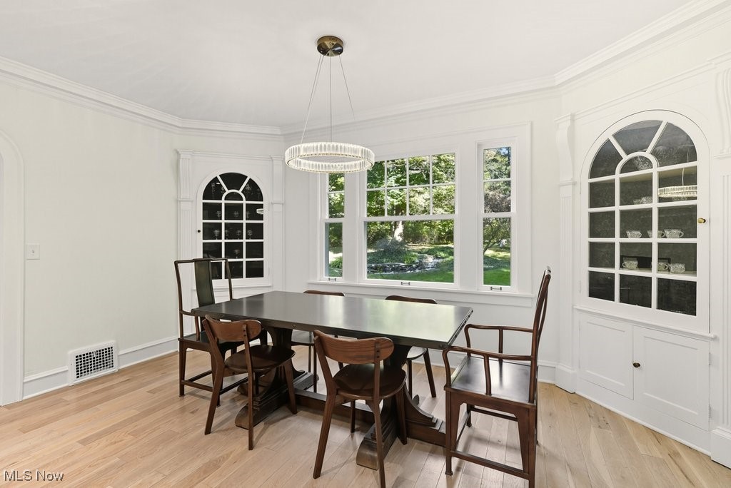 Chagrin Falls, Ohio 44023, United States, 5 Bedrooms Bedrooms, ,5 BathroomsBathrooms,Residential,Contingent,221251