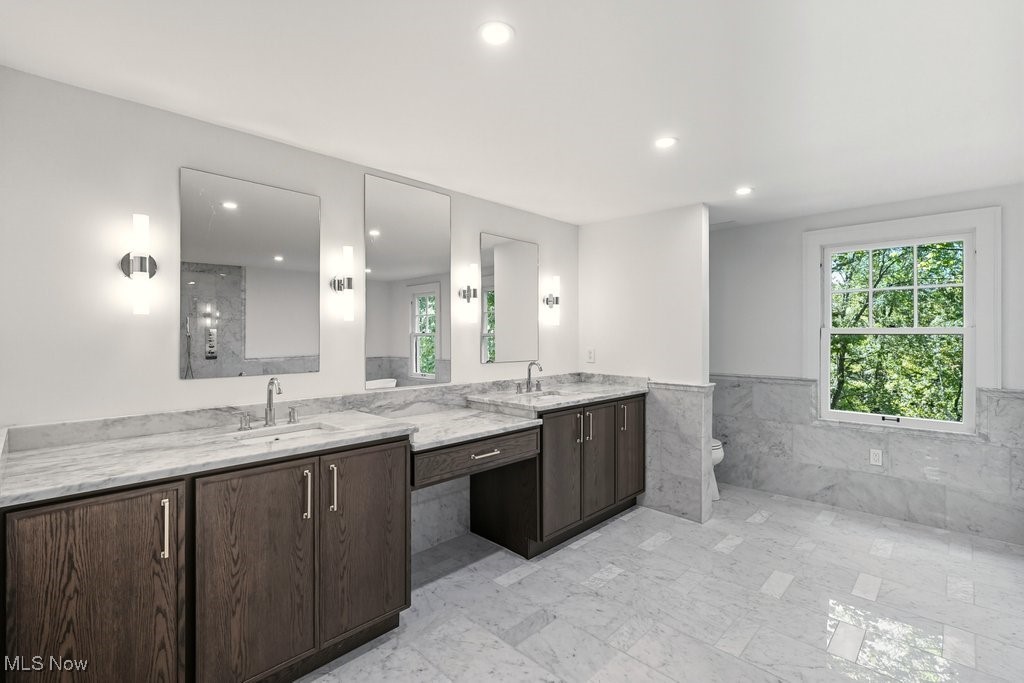 Chagrin Falls, Ohio 44023, United States, 5 Bedrooms Bedrooms, ,5 BathroomsBathrooms,Residential,Contingent,221251