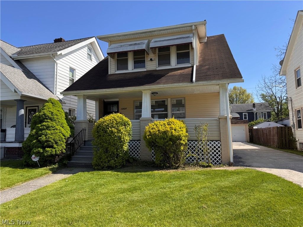 Photo of 13820 S Parkway Drive, Garfield Heights, OH 44105 (MLS # 5197135)