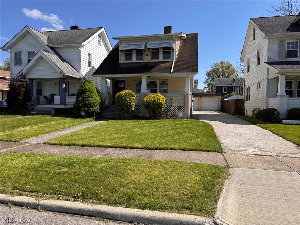 Photo of 13820 S Parkway Drive, Garfield Heights, OH 44105 (MLS # 5197135)