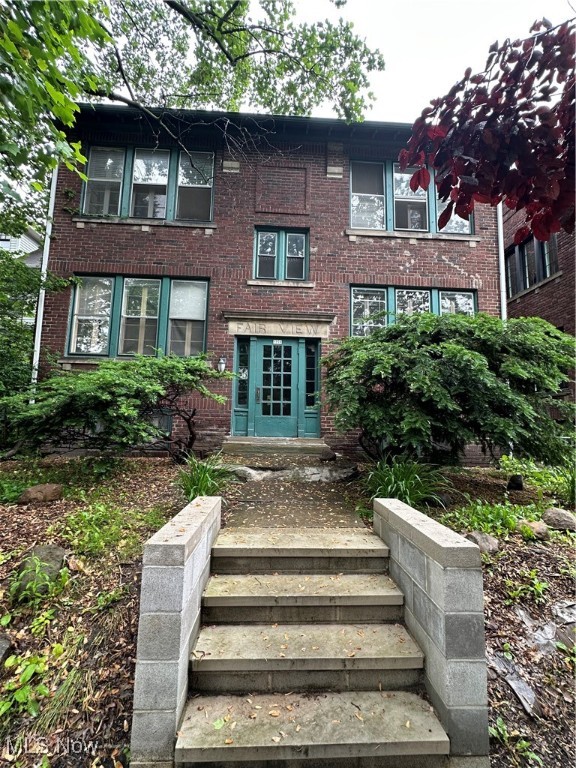 Bright and inviting, this sun-filled 2-bedroom apartment sits on the second floor of a charming building in one of Cleveland Heights’ most coveted, walkable neighborhoods. Just 1 mile from CWRU, 1.5 miles from University Hospital, 2 miles from Cleveland Clinic Main Campus, and a short 5-minute stroll to Cedar-Fairmount’s shops and cafés, the location offers unmatched convenience. Coventry’s vibrant scene is just a mile away, and a new grocery store opening this summer at the end of the street will make daily errands effortless. A rare blend of charm, accessibility, and city energy—right outside your door.
