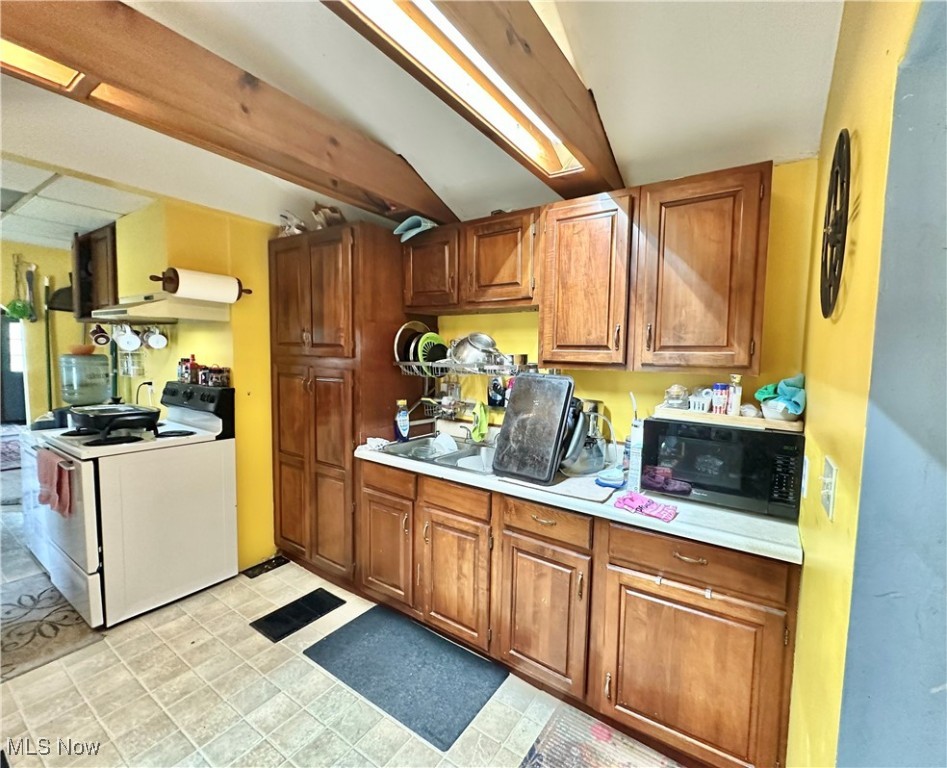 Garrettsville, Ohio 44231, United States, 7 Bedrooms Bedrooms, ,3 BathroomsBathrooms,Residential,Active,157359