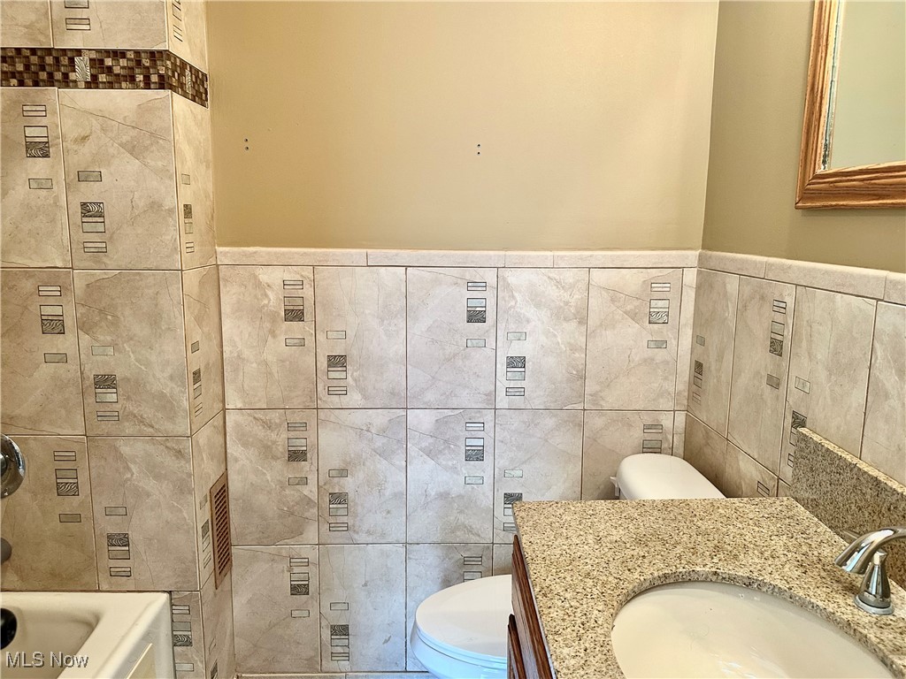 Garrettsville, Ohio 44231, United States, 7 Bedrooms Bedrooms, ,3 BathroomsBathrooms,Residential,Active,157359