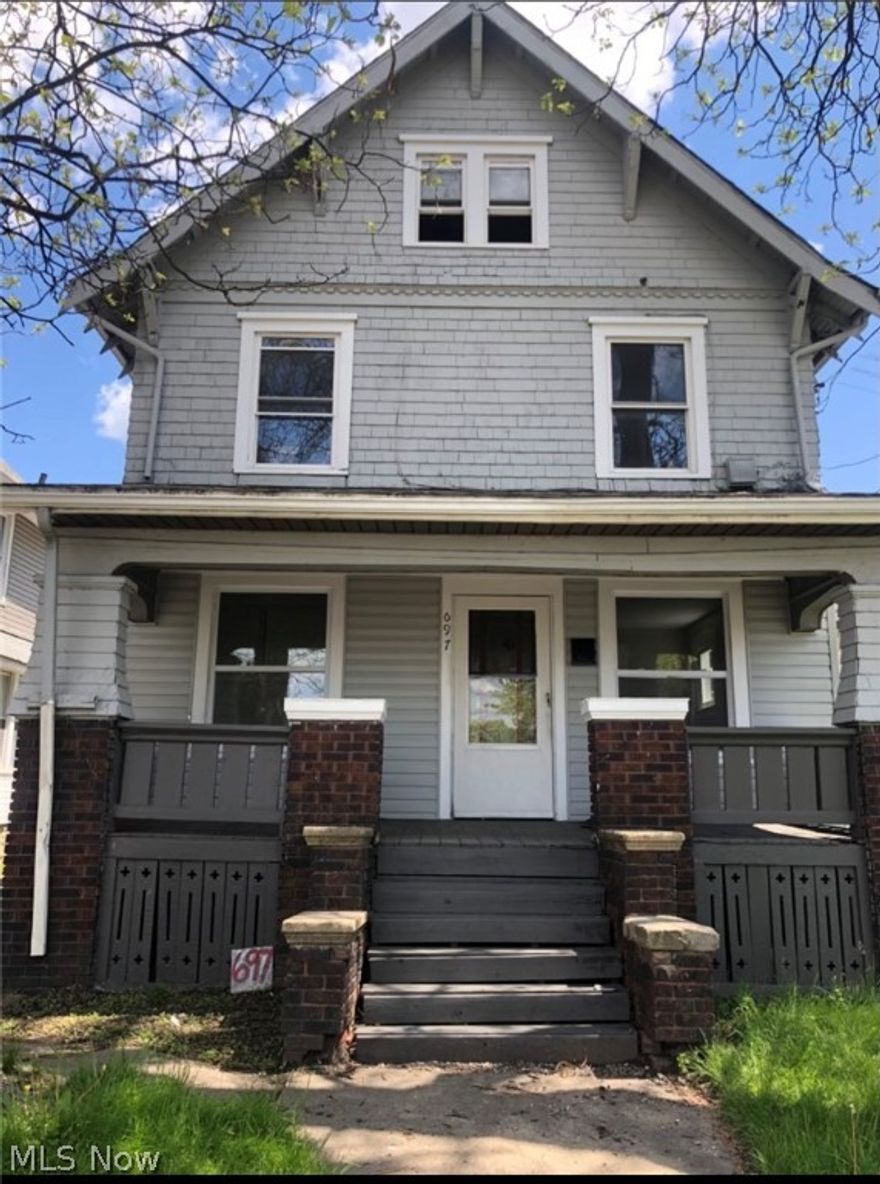 This is a two bedroom, one bathroom duplex home.  The upstairs unit is what is available for lease. 

Prospective Tenant Must Meet Following Criteria: 
Credit score 550+ 
No Pets 
No sexual, drug or violent relation criminal convictions 
No previous evictions last five years 
$50 background screen