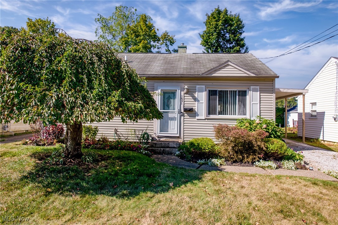 Your new home awaits you!!! Welcome to Park Ave! This lovely two bedroom 1 bathroom bungalow features a patio perfect for entertaining, a fenced in backyard and also a kitchen with an addition. The living room boasts a large picture window perfect for letting natural light in on a sunny day. The bathroom has been fully renovated with a beautiful ceramic hardwood tile bath surround, jetted tub, and vinyl flooring. The basement also provides an extra bedroom/office in basement. Don't miss this opportunity!!