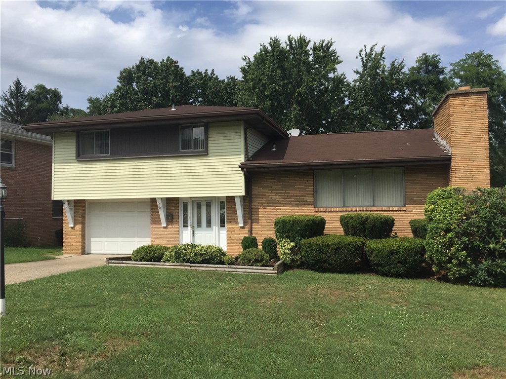Come see this move in ready 3 bedroom multi-level home with a very unique floor plan. Large living room and dining room along with eat-in-kitchen allows for lots of space for entertainment. Large back deck off of the kitchen overlooks the backyard.