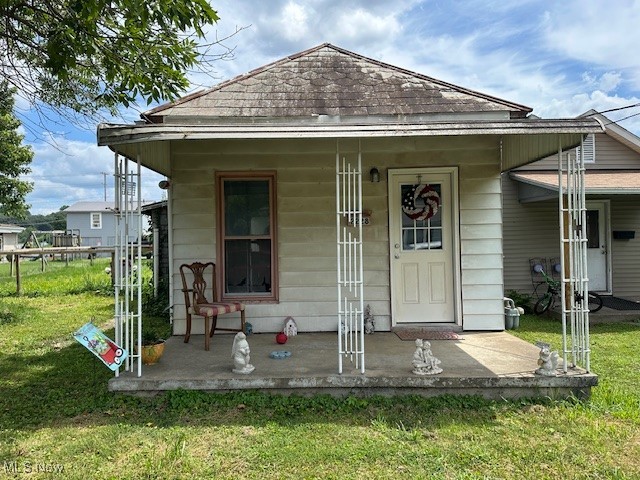 2 bedrooms, 1 bath with 2 lots. Close to shopping, restaurants and grocery stores. Great potential in this cozy home.
Come check it out!