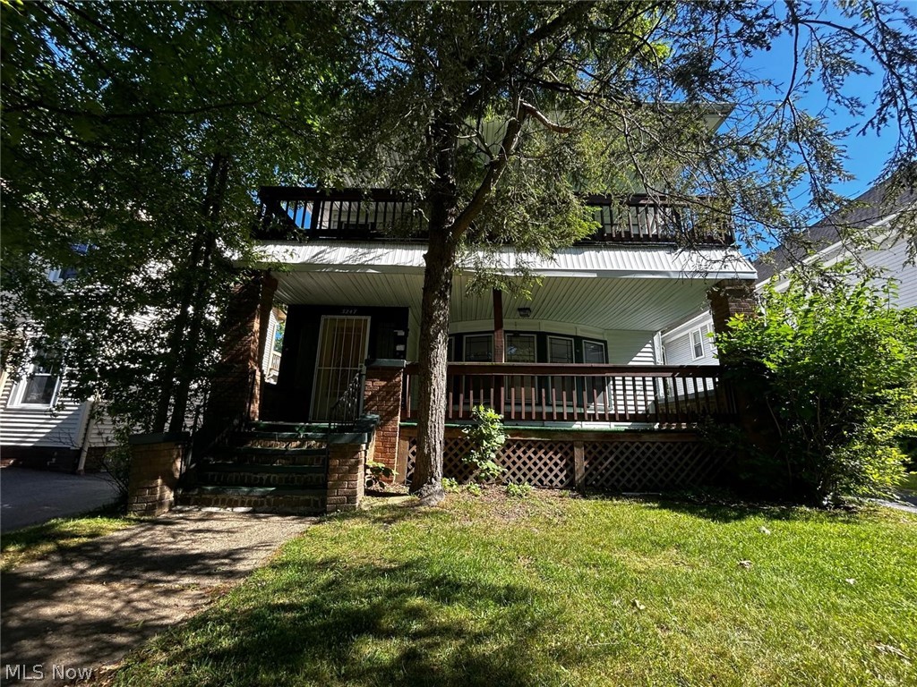 3 Bedroom 1 Full Bathroom first floor of colonial style home in the heart of Cleveland Heights! Located near shopping on Lee Rd and near Cain Park! Spacious living dining areas, plenty of cabinet space, while maintaining a homey feel! Make this your home today!
