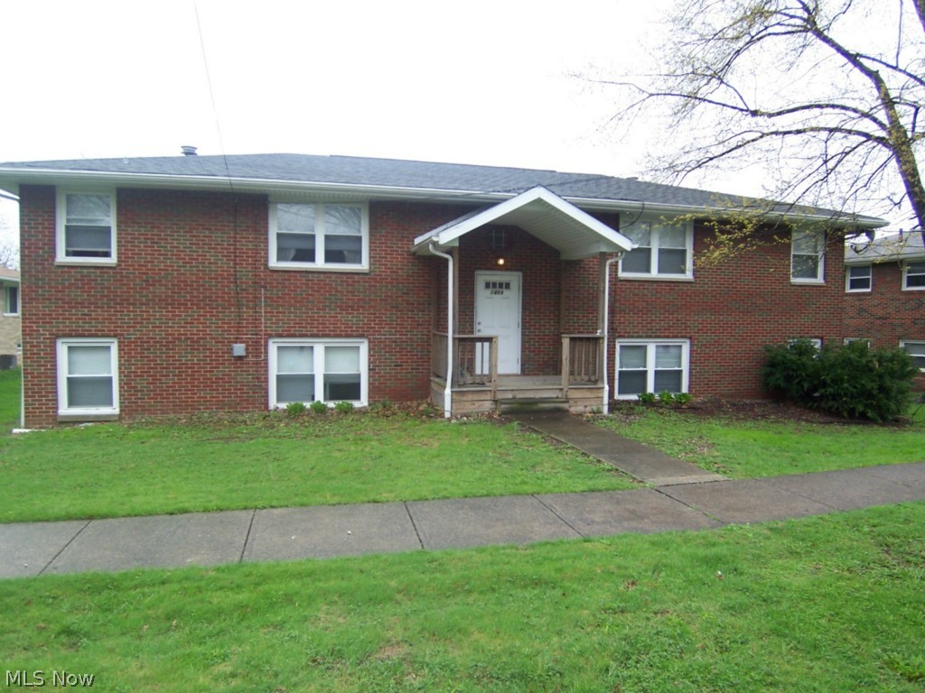 Excellent upside to this 4 unit in Cuyahoga Falls. In the past ten years, the roof, windows, furnaces, doors, electric, hot water tanks, some appliances, have all been updated. This is truelly a turn key investment.