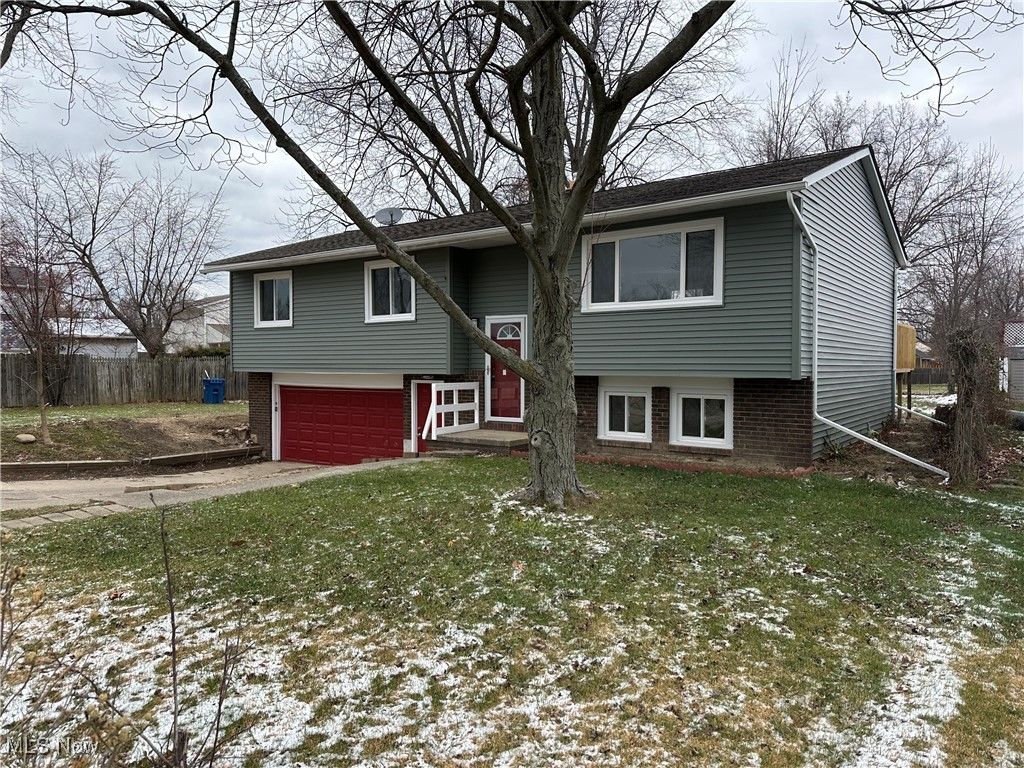 Photo of 5589 Marine Pkwy, Mentor on the Lake, OH 44060 (MLS # 5173537)