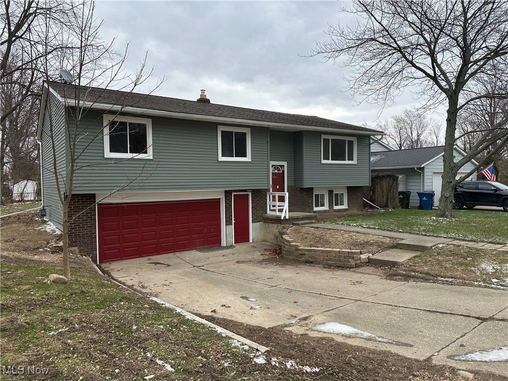 Photo of 5589 Marine Pkwy, Mentor on the Lake, OH 44060 (MLS # 5173537)