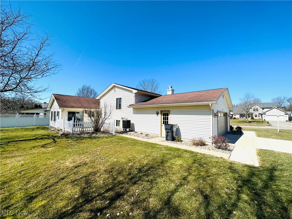 6923 Berry Blossom Drive, Canfield, Ohio image 18