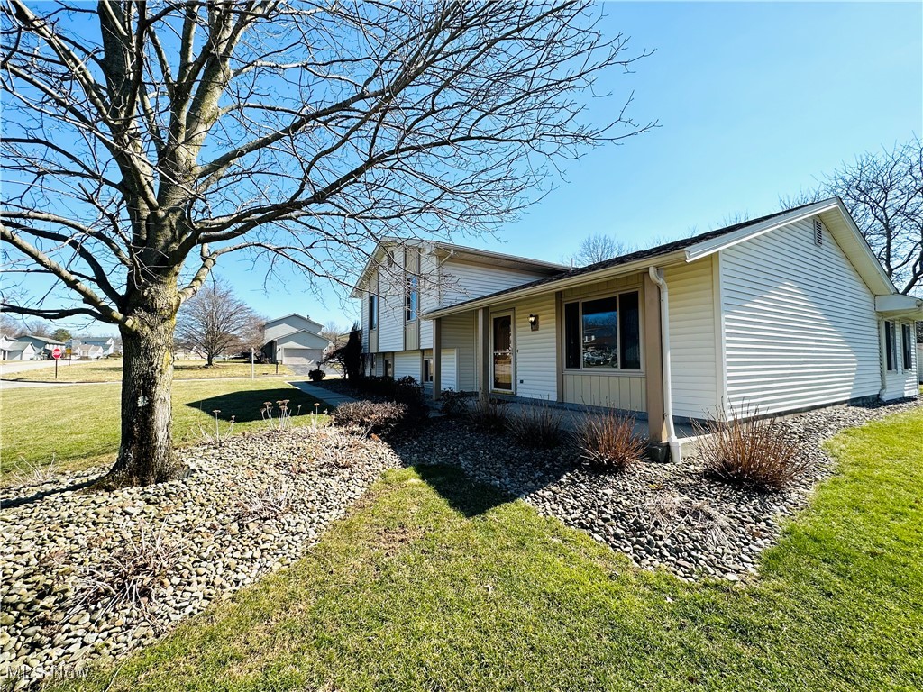 6923 Berry Blossom Drive, Canfield, Ohio image 13