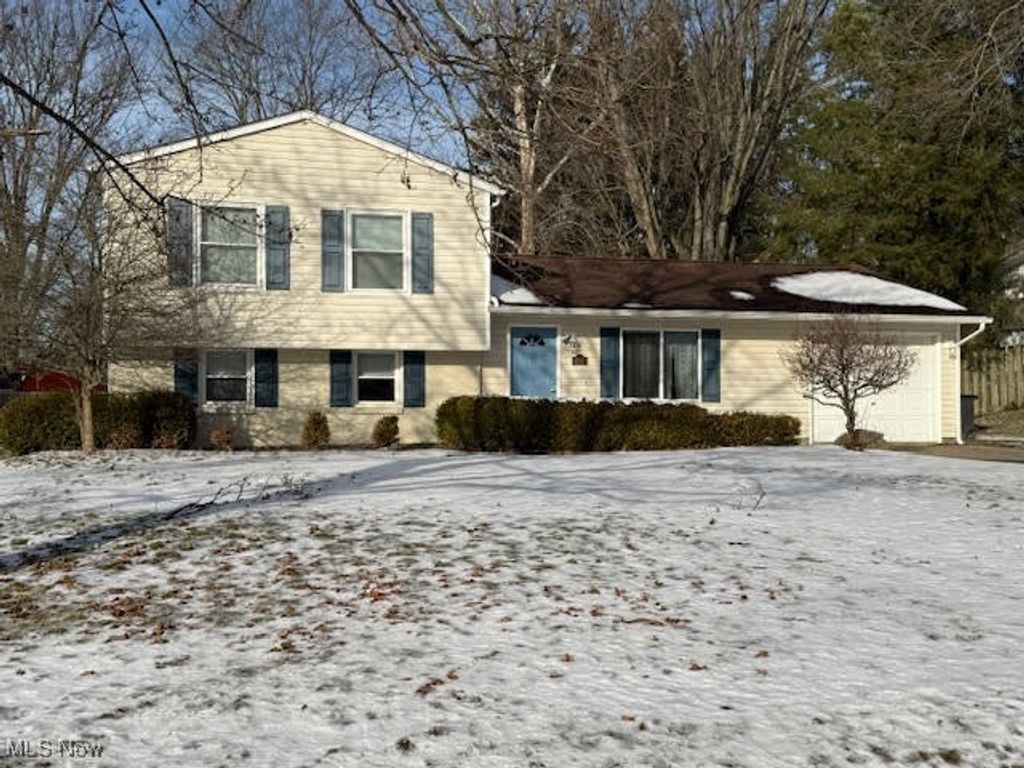 Photo of 8241 Longview Drive NE, Warren, OH 44484 (MLS # 5179555)