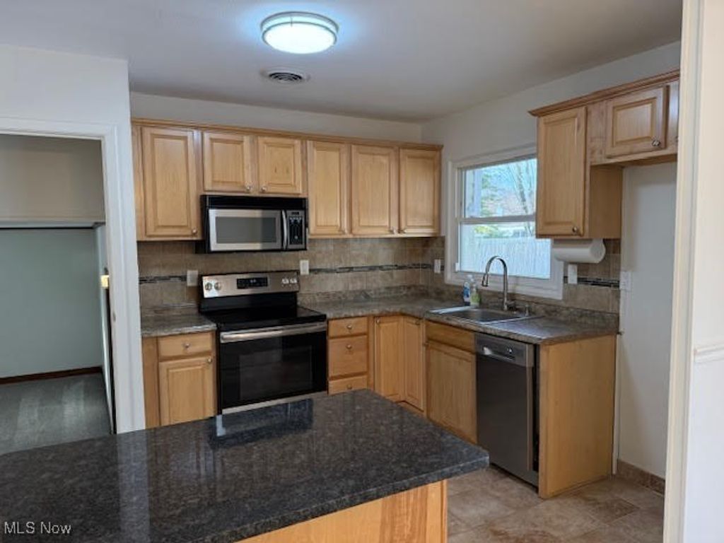 Photo of 8241 Longview Drive NE, Warren, OH 44484 (MLS # 5179555)