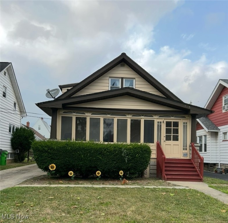 24 hr notice for all showings. Income producing Double Home with updates. Two Bedrooms per Unit
Second floor unit available. First floor unit on month to month. Monthly income potential $1,800m- $2,000 per month
ROI 9.3 %
Upstairs - vacant
Downstairs - lease ends this summer
Absolutely No video virtual showing tours / tenant privacy