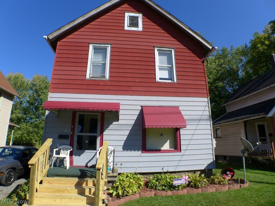 Up and down duplex , each unit is 2 bedroom, 1 bath, bottom has a long term tenant , upstairs is vacant , currently owner pays utilities however the gas and electric are metered separately, overall decent condition but needs a little work