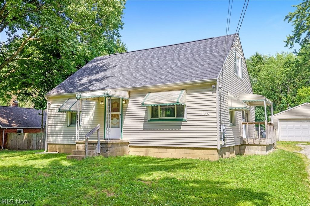 Photo of 1707 Mohawk Drive, Akron, OH 44306 (MLS # 5223119)