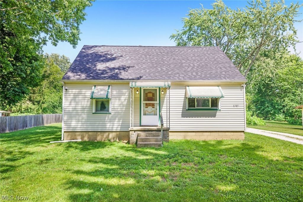 Photo of 1707 Mohawk Drive, Akron, OH 44306 (MLS # 5223119)