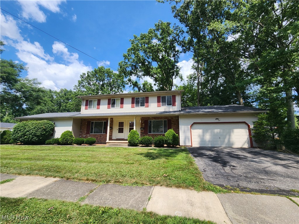 This is a 2 story, 3 bedroom 1.5 bath duplex with a private basement and a private attached 2 car garage. Located on a quiet residential street in Stow, this home has a full living room, a family room with fire place, eat in kitchen, and a separate dining room. This spacious and functional home also features a screened in porch and a partially finished basement. There is a fully equipped kitchen with a refrigerator/freezer, stove, microwave, and dishwasher. There is also a washer and dryer provided in the basement for tenant use. This home has a full living room, family room, eat in kitchen, and dining room.