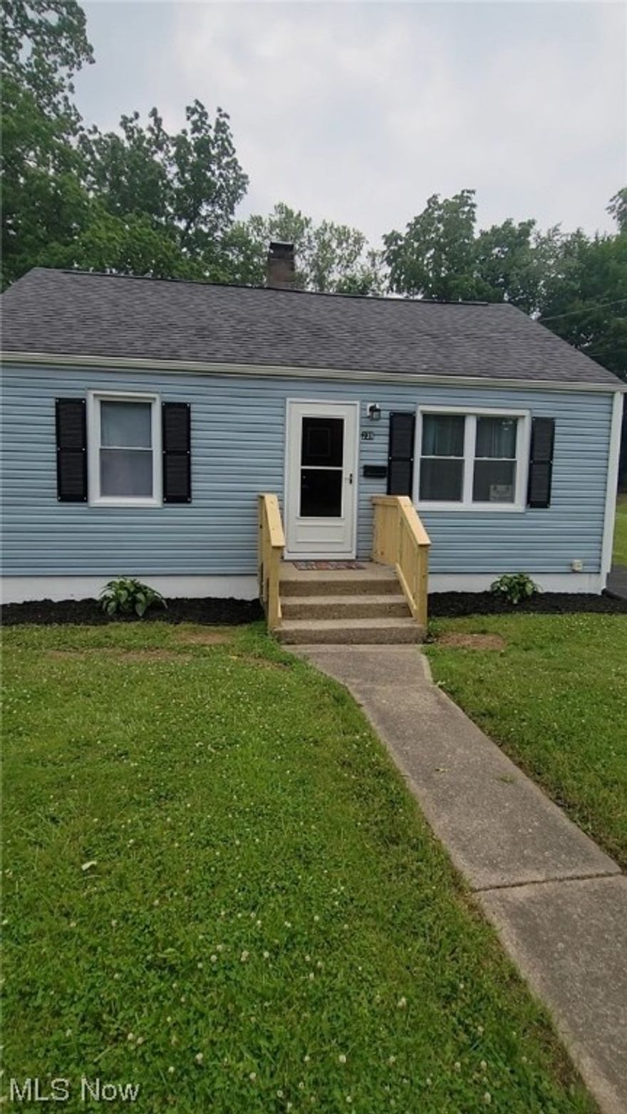 Come see this  adorable home, and it will be love at first sight.  This 2 bedroom home is in ready  to move in condition.
Comes equipped with brand new appliances including  a five year warranty, new tv and bar stools. Basement newly Waterproofed 
Furnace is 10 years old, HWT in 2022. New roof. New paved driveway.
Let 239 East Florida become your home.