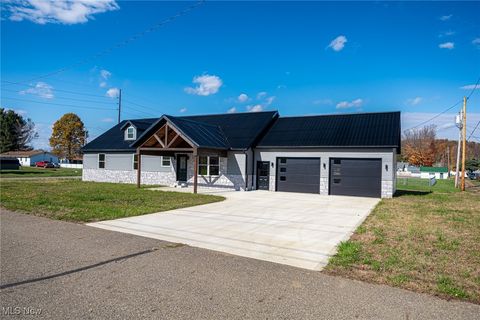 Homes For Sale - 950 Beech Street<br/> Newcomerstown, OH 43832