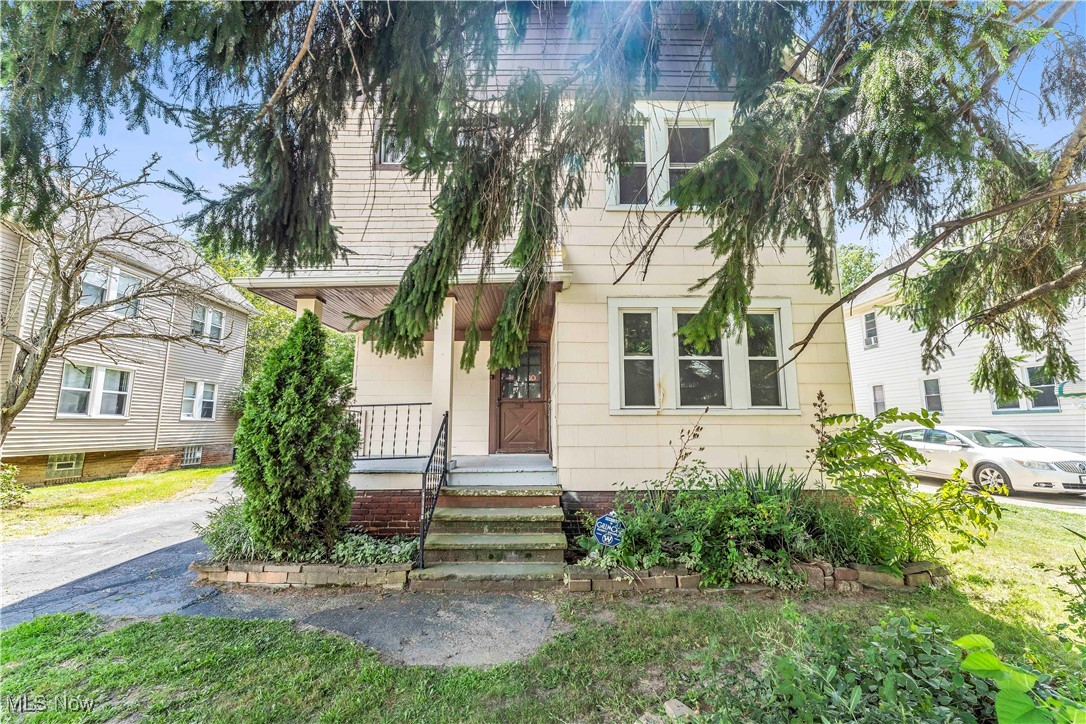 19780 Pasnow Ave | DN, Euclid - Spacious 2-bed 1-bath multi-family home! //
$ 1000 rent / $ 1000 deposit //
$55 application fee per adult //
1-2 pets OK in this unit. After application pre-approval, a PetScreening is required for any animals to proceed with one of our properties; a PetScreening affidavit is still required if you have no pets. (Some breed restrictions apply per HUD guidelines). //
NO SMOKING //
1 time $169 non-refundable set up fee paid at lease signing //
$35/month required resident benefit package; can include personal property/liability insurance for an additional $10/month for $45/month total. //
After application Pre-Approval 1 applicant per household application is required to fill out a PetScreening application, before being about to proceed with placing a Reservation Fee for one of our properties. You will receive a pre-approval for your application and in order to proceed, the PetScreening is required. Even if you have NO pets - this application must be filled out. One time, non-refundable pet fee of $250-600 per animal applies to all pets & must be paid before or when you pay your first month rent. (No fee for qualified assistance animals). //
Our application is processed through secure site: Findigs, and they require ID and income verification. Without this, your application will not be processed. They offer 24/7 chat support on their application directly if you have any questions. //
BEDROOMS:2 //
BATHROOMS:1 //
APPLIANCES PROVIDED: Fridge and stove //
UTILITIES / RESIDENT RESPONSIBILITY: Resident pays gas and electric and is responsible for snow removal. //
Serious inquiries only.