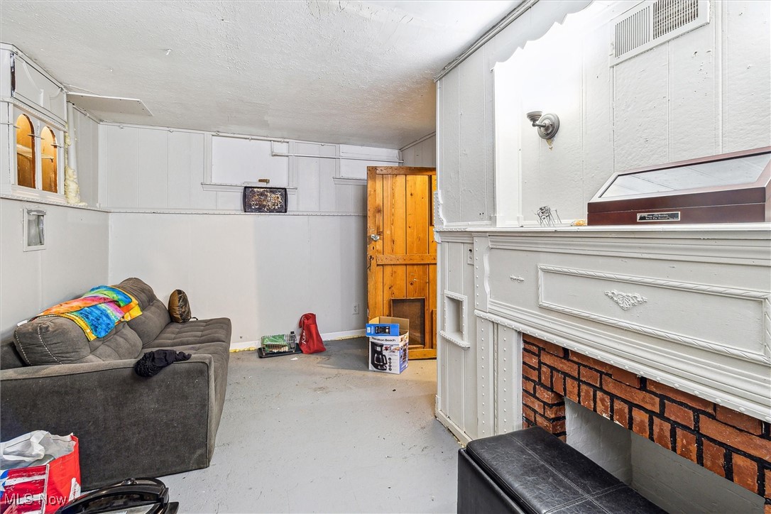 4202 Walter Avenue, Parma, Ohio image 32