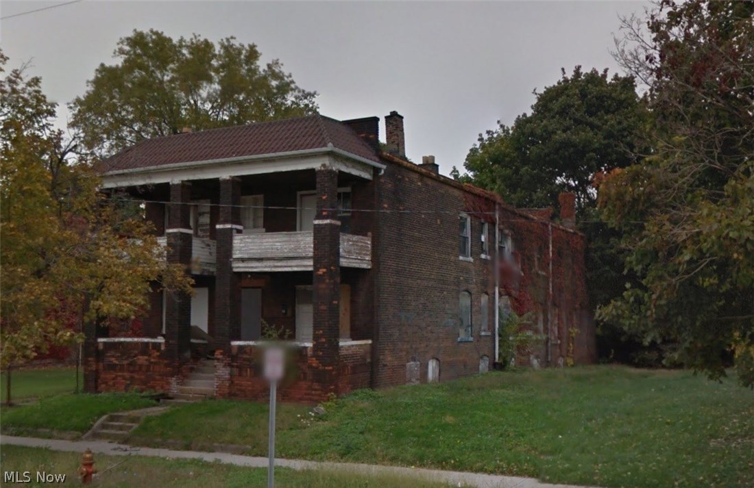 6 unit apartment building. Building is empty and needs repair. PRICED TO SELL! BRING OFFERS!