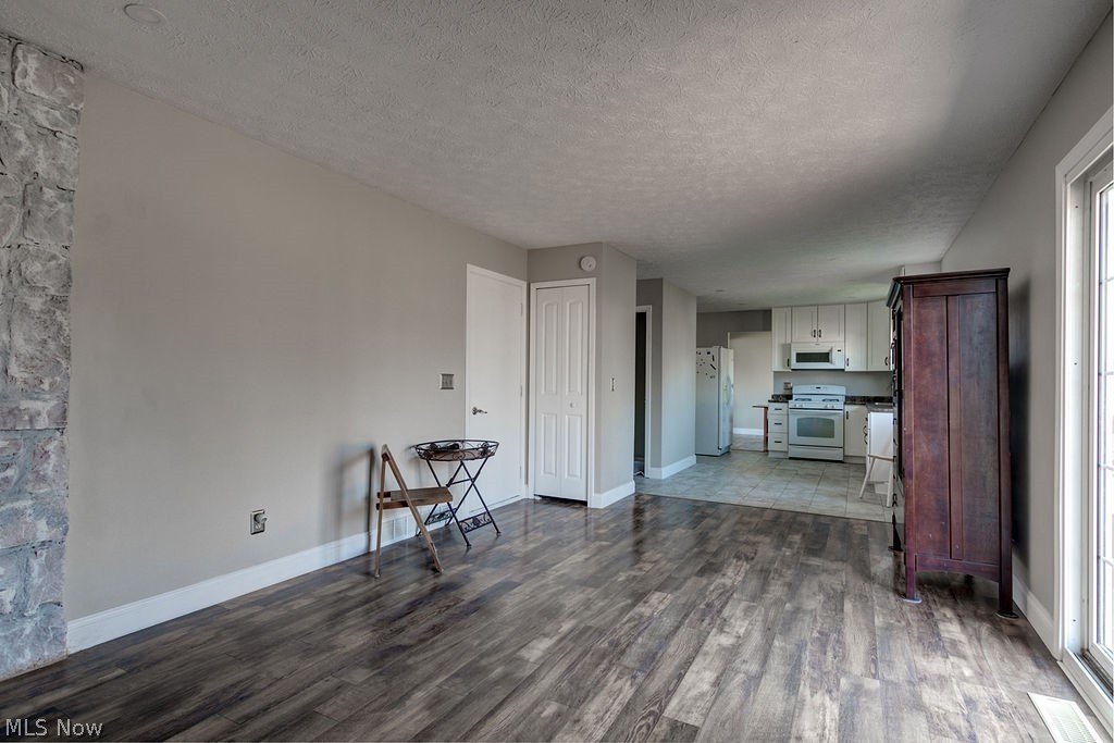 Pine 01 02 - Residential