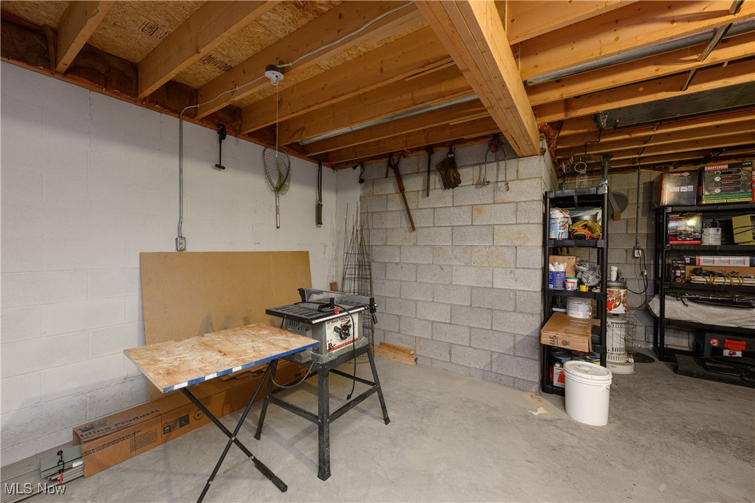 140 Jessica Drive, Dover, Ohio image 32