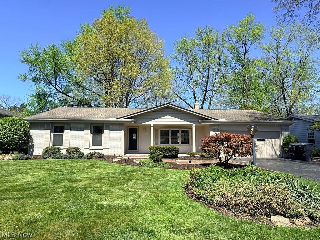Photo of 3887 Greenmont Dr, Warren, OH 44484 (MLS # 5202380)