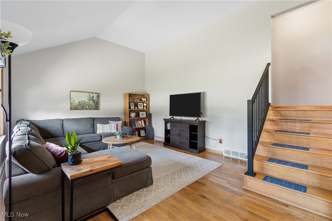 1015 Cornell Drive, Alliance, Ohio image 2