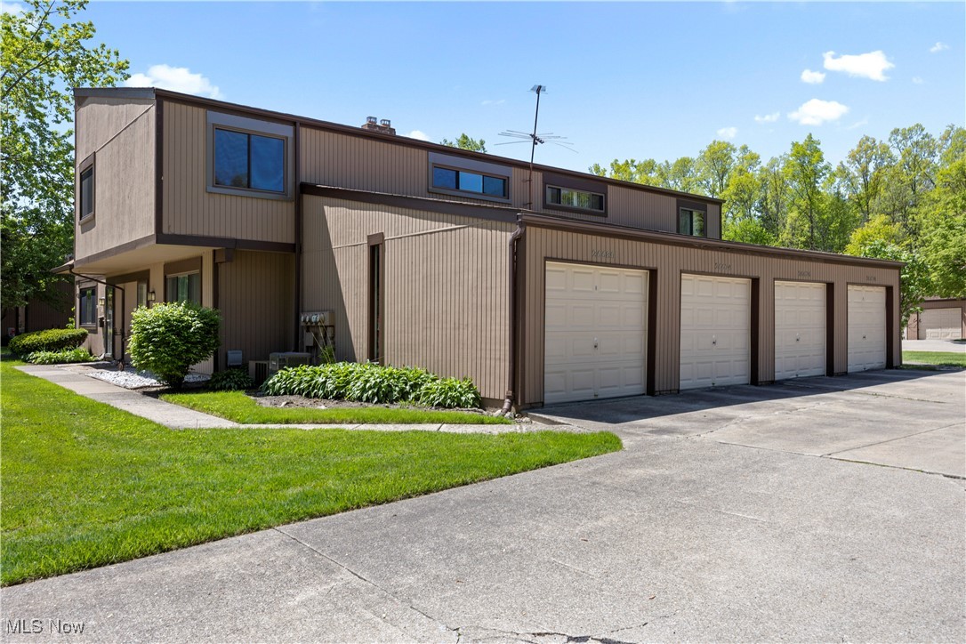 26674 Lake Of The Falls Boulevard, Olmsted Falls, Ohio image 4
