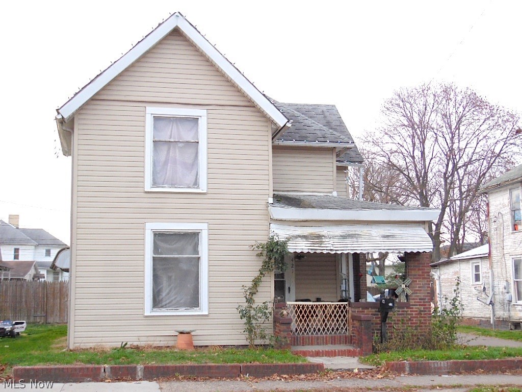 This investment property has a living room, dining room as well as an eat-in kitchen. Three bedrooms and 1.5 baths also occupy this property. This investment property won't be on the market for long. Call to schedule your private viewing today.