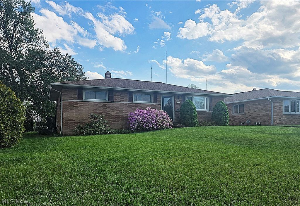 Photo of 1423 Roanoke Drive, Parma, OH 44134 (MLS # 5207094)