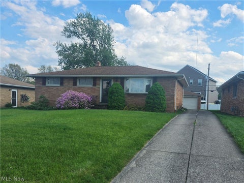 Homes For Sale - 1423 Roanoke Drive<br/> Parma, OH 44134