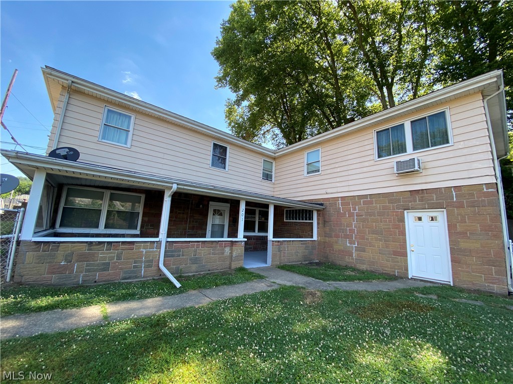 GREAT INVESTMENT PROPERTY! This place is all ready to transfer, all units are clean and rented. Each unit has it's own laundry hook up.