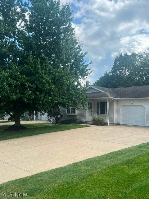 Condo For Sale - 120 Thorn Way<br/> Doylestown, OH 44230
