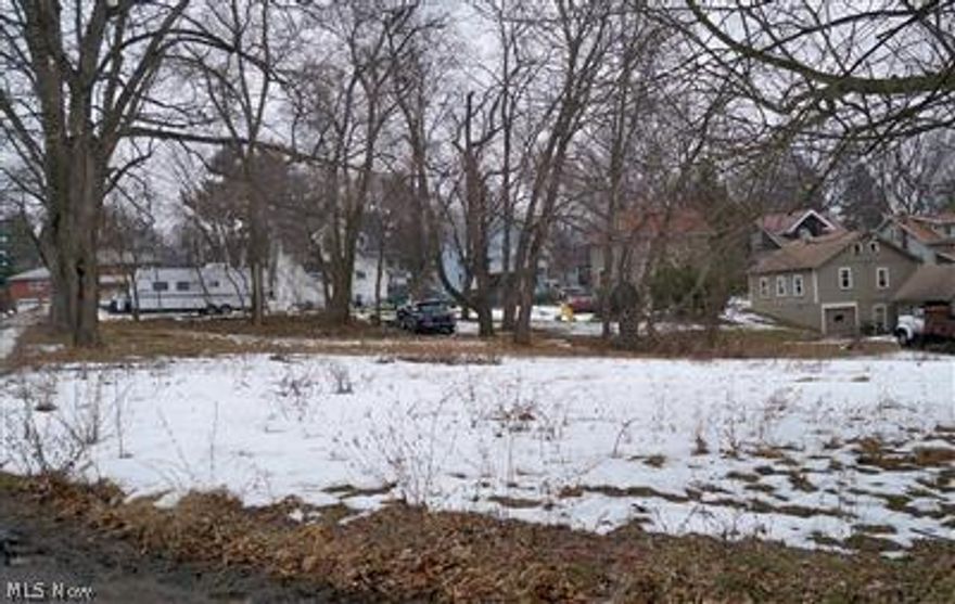 Vacant, buildable lot.  All utilities at the street. Adjoining lot MLS# 3000828.