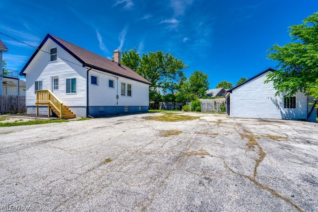 Photo of 4808 Pearl Road, Cleveland, OH 44109 (MLS # 5214663)