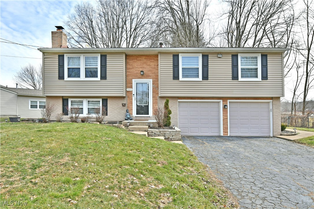 8018 Castle Rock Drive, Warren, Ohio image 1