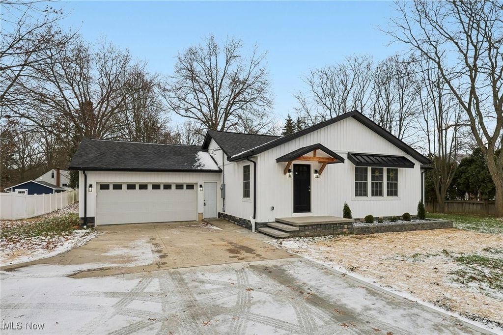 Photo of 3943 Darrow Road, Stow, OH 44224 (MLS # 5178205)