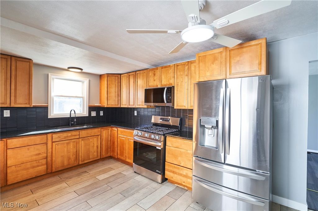 Photo of 10917 Linnet Avenue, Cleveland, OH 44111 (MLS # 5165320)