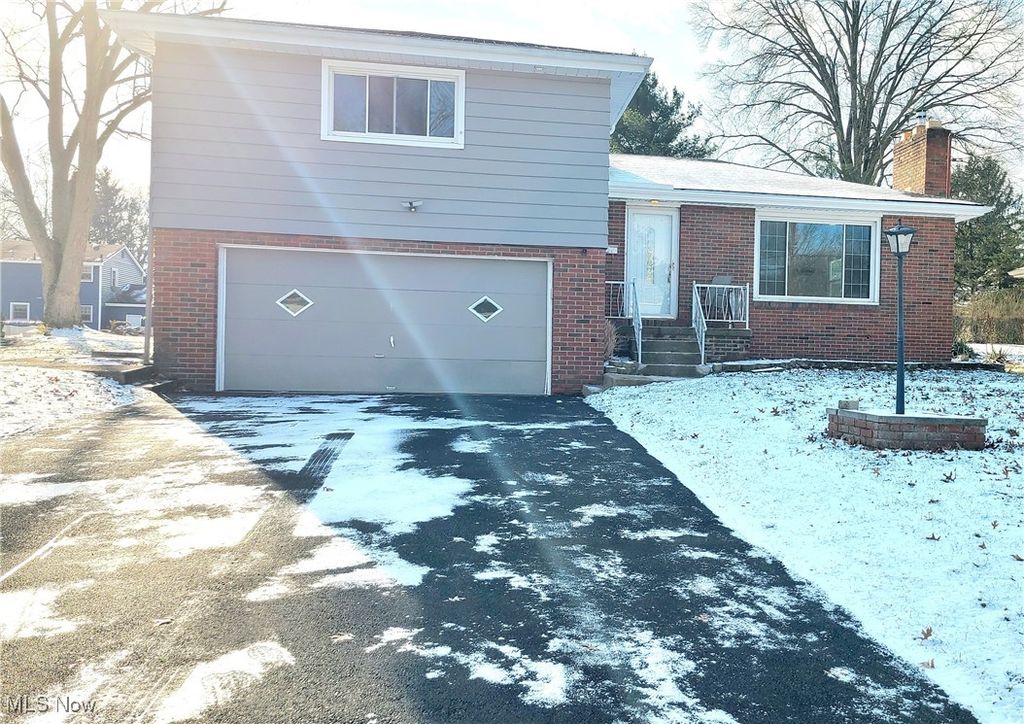 Photo of 515 Murray Hill Drive, Youngstown, OH 44505 (MLS # 5181119)