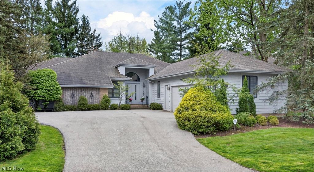 Photo of 10 Longmeadow Lane, Beachwood, OH 44122 (MLS # 5205086)